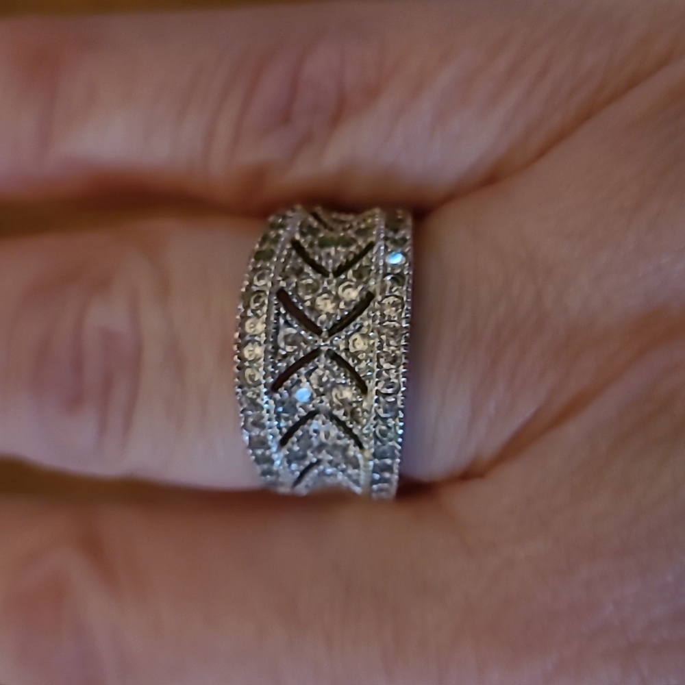 Beautiful ring - Picture 3 of 8